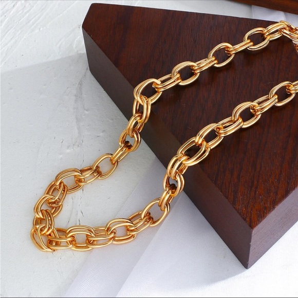 Trendy Minimalist Gold Color Necklace - Picture 2 of 4